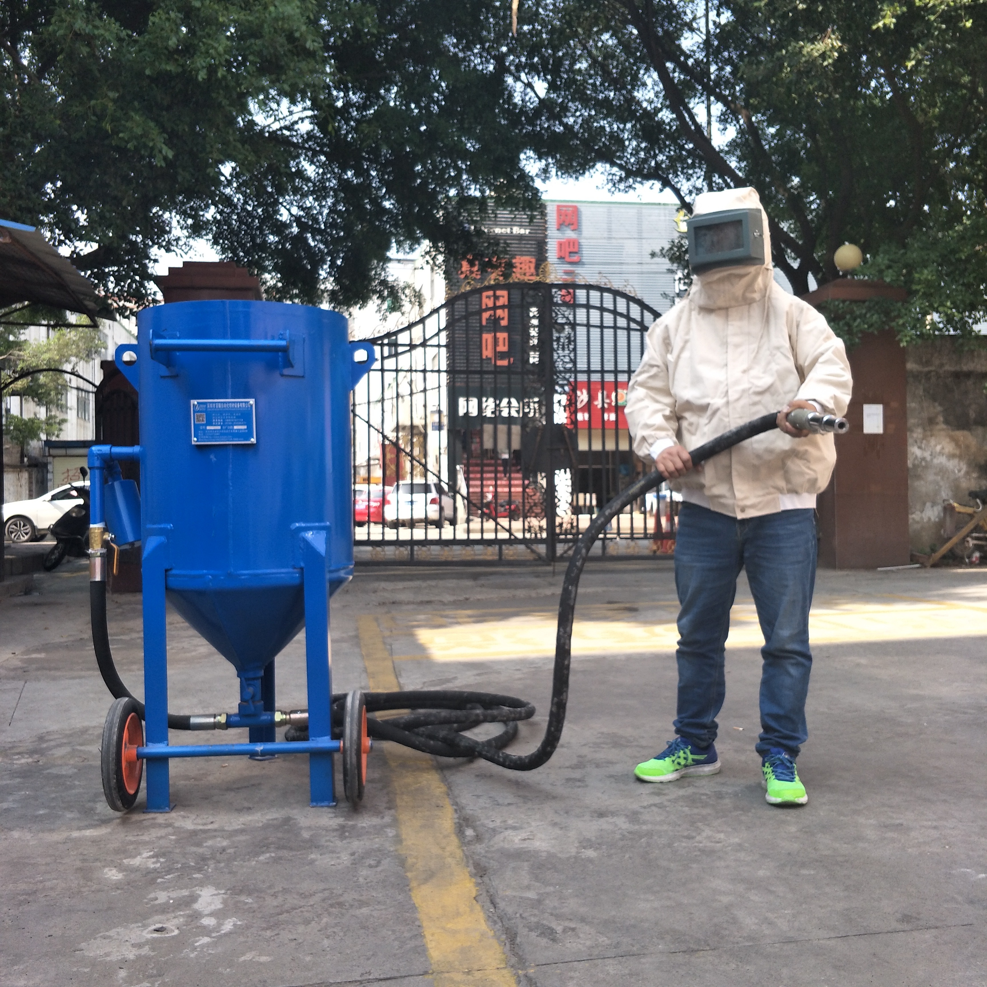 Mobile Handle Portable Sandblasting Machine Wheel Sand Blasting Machine